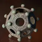 الدوديكاهيدرون الروماني: اللغز المعدني الذي حيّر علماء الآثار