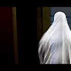 المرأة ذات الجلباب الأبيض