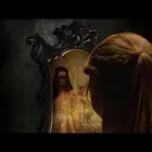 نفس معلقة أمام مرآة