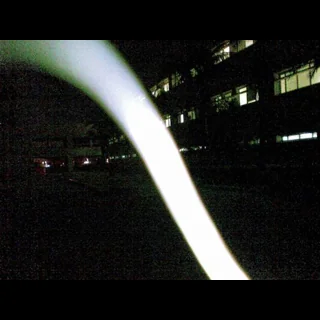 صورة تظهر ضوءاً غريباً أمام عدسة كاميرا هاتف محمول ، يزعم أنها لشبح