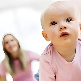 طفل رضيع يحدق في شيء خفي