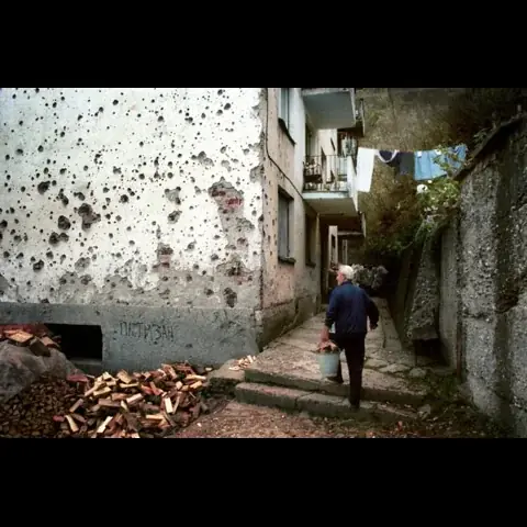 آثار بناء مهدم في البوسنة في يوغوسلافيا السابقة