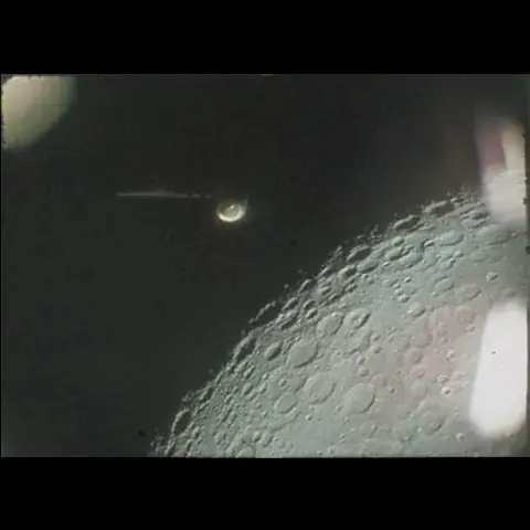 صورة الجسم الغريب الذي تم التقاطه من نافذة المركبة أبوللو 16 - يبدو كطبق طائر له قبة