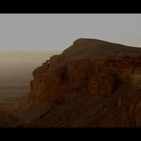 نيران وأضواء مجهولة في واد صحراوي