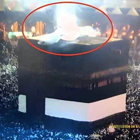 ملاك يهبط فوق الكعبة