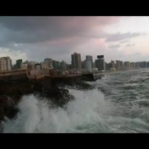 مشهد من مدينة كورنيش مدينة الإسكندرية في فصل الشتاء