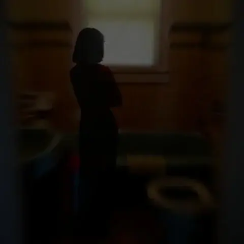 الواقفة في الحمام