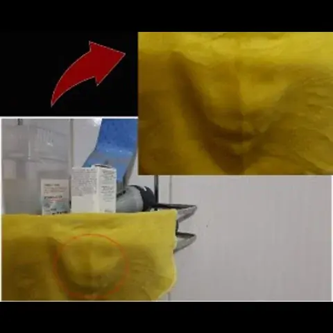 تجسد وجه غريب على منشفة طفل رضيع