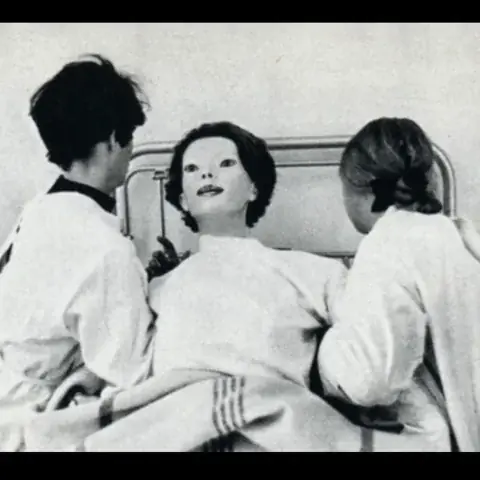 ذات الملامح المتجمدة