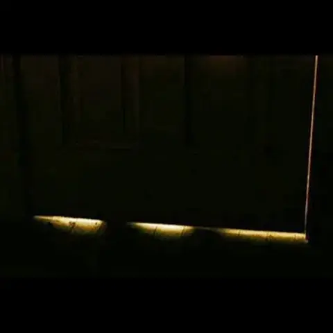 الواقفون عند الباب