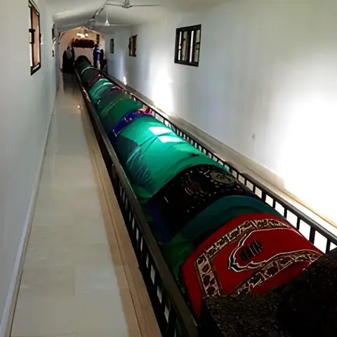 أضرحة غريبة فائقة الطول