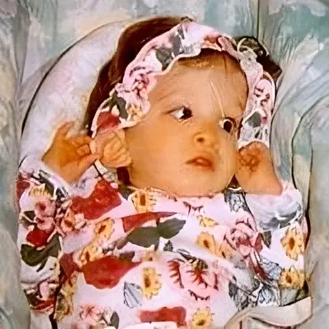 فتاة لا تتقدم بالسن تحير الأطباء