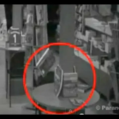 شبح يقرأ في متجر للكتب في لندن