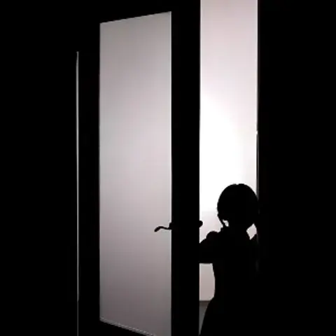 شبح فتاة ضاحكة يؤرق سيدة في منزلها