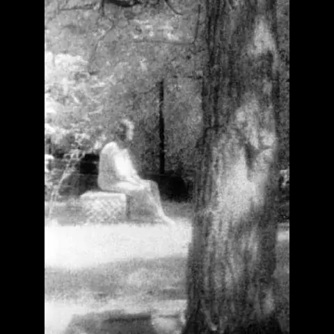 شبح فتاة تجلس على قبر