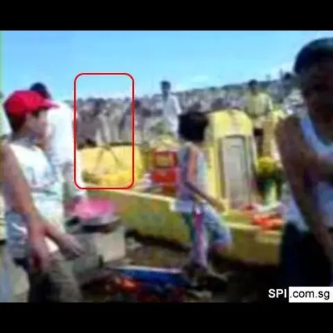 لاحظ ما داخل الإطار ، هل هو شبح فتاة ؟