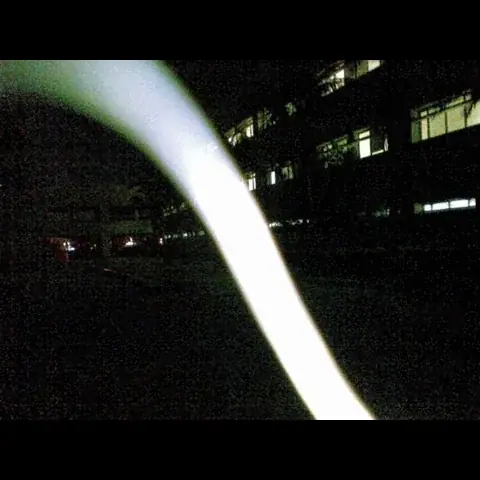 صورة تظهر ضوءاً غريباً أمام عدسة كاميرا هاتف محمول ، يزعم أنها لشبح