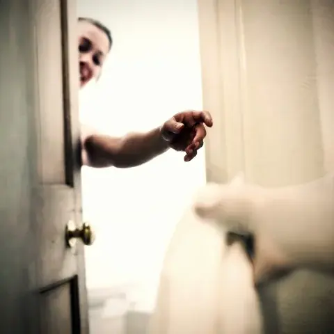 من ناولني المنشفة ؟