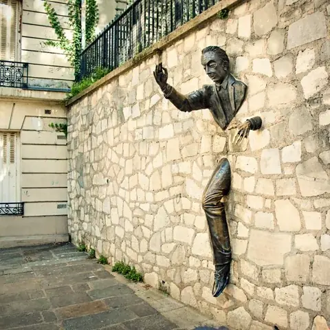 الرجل الذي علق في الجدار