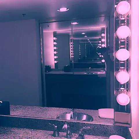 رعب إنعكاسات المِرآة اللانهائية