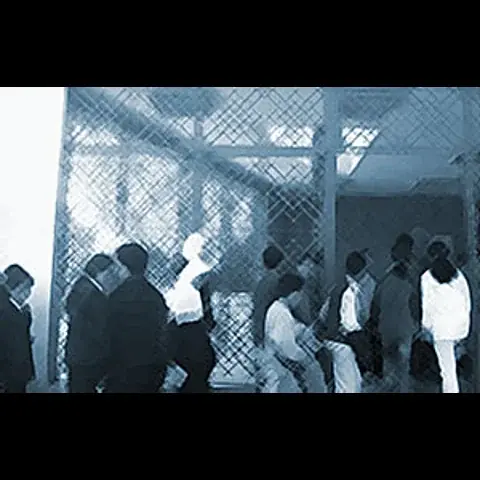 طلاب ثانوية في المغرب يدخلون المدرسة