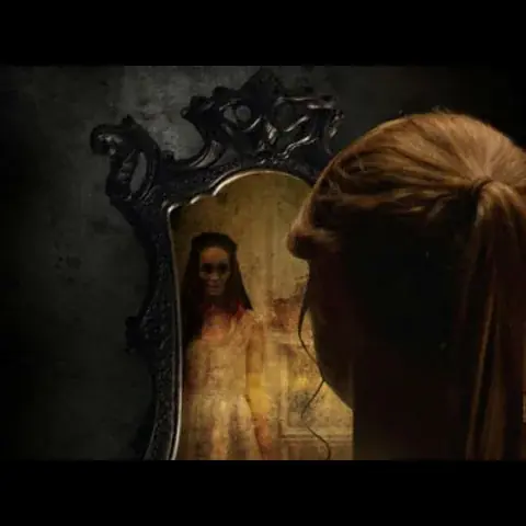 نفس معلقة أمام مرآة