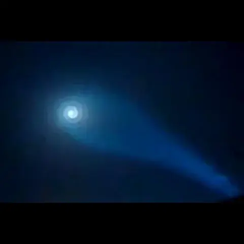 خبراء الطقس وعلماء الفضاء والقوى الجوية لم يتمكنوا حتى الآن من تفسير الضوء في الصورة.