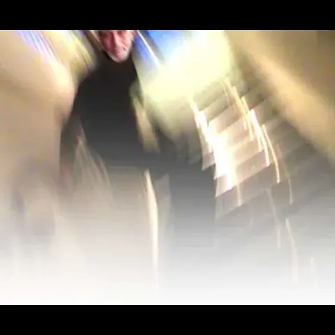 لقاء مع شبح على الدرج