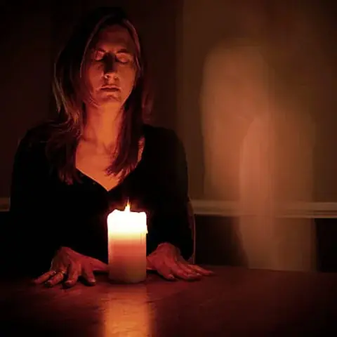 الوسيط الروحاني يقوم باستحضار الأرواح