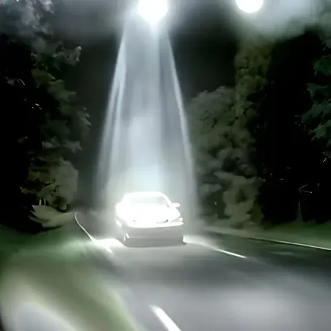 ثلاثة أطباق طائرة تبتلع سيارة أمريكي