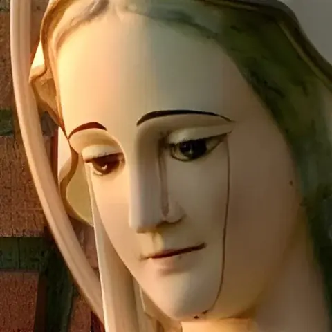 التمثال الباكي للسيدة العذراء