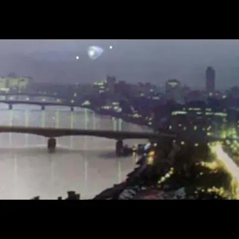 تصور فني للجسم المجهول المخروطي في سماء بغداد