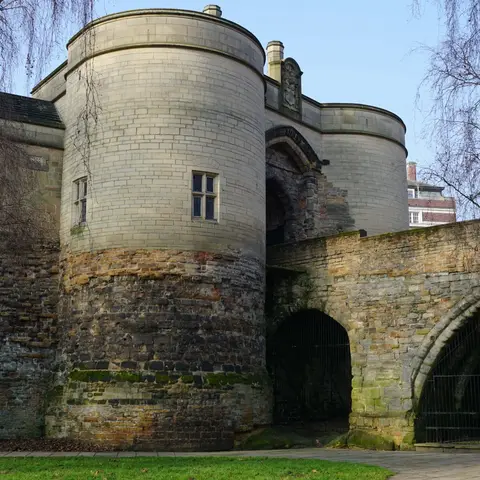 بوابة قلعة توتنغهام المسكونة بشبح في بريطانيا