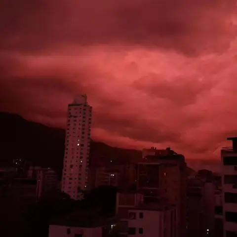 سماء فنزويلا الدموية التي اعقبت الزلزال المدمر