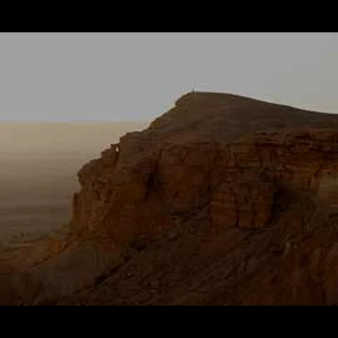 نيران وأضواء مجهولة في واد صحراوي