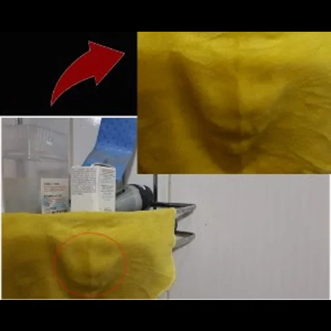 تجسد وجه غريب على منشفة طفل رضيع