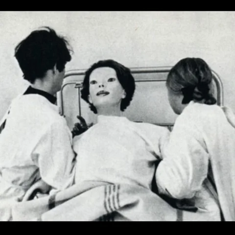 ما هي حقيقة المرأة ذات الملامح المتجمدة ؟