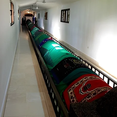 أضرحة غريبة فائقة الطول