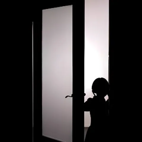 شبح فتاة ضاحكة يؤرق سيدة في منزلها