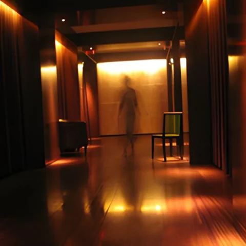 جن يطرد سعودي من فندق ألماني