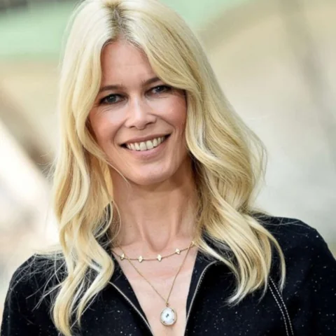 كلاوديا تعود إلى منزلها بعد تخليصه من الأشباح