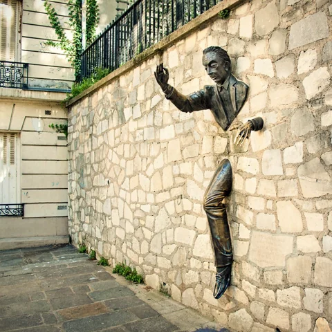 الرجل الذي علق في الجدار