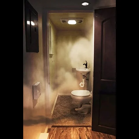 أطياف دخانية وبيضاء