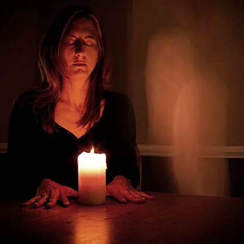 الوسيط الروحاني يقوم باستحضار الأرواح