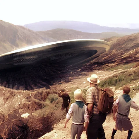 أطباق طائرة ومخلوقات فضائية