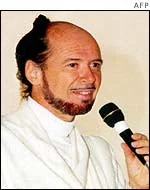 رائيل زعيم الحركة