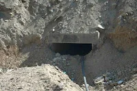 ربما كانت الفتاة تختبئ في مثل تلك الأماكن المهجورة