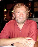 الباحث بيل تشالكر الذي حقق في عينات الشعر المأخوذة ، وقام يتحليل مورثات الشعر عبر الحمض النووي