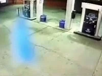 شبح بلون أزرق في محطة بنزين التقطته الكاميرا، يشك الكثيرين في حقيقة ذلك وربما يخدم ذلك هدفاً تجارياً