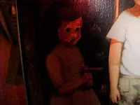 إحدى الصور التي ظهرت في الإعلان والتي زعم أن عدسة الكاميرا ترصد الحركة التقطتها ، انظر للضوء الأحمر الغريب